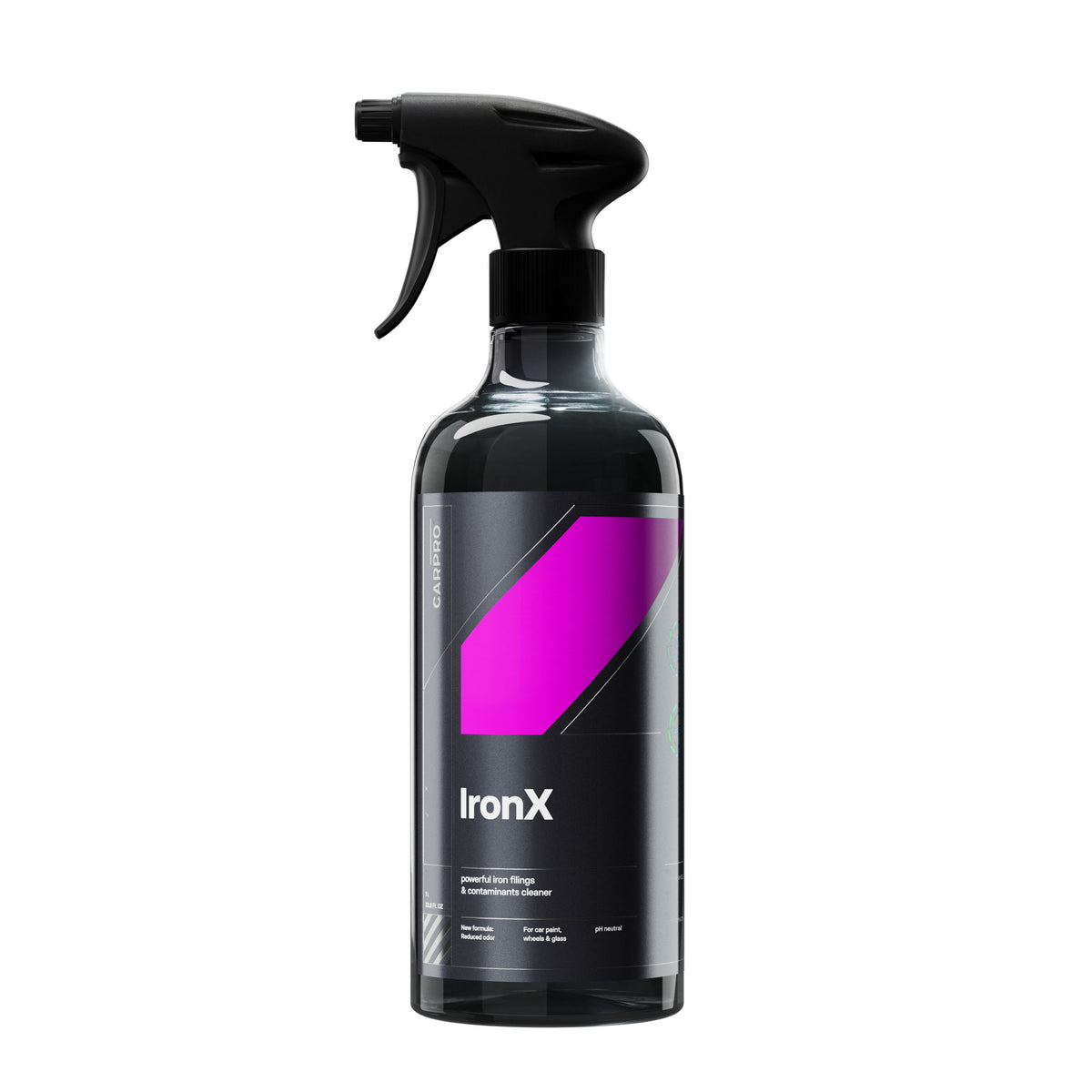 Flacone spray da 1000 ml di CarPro IronX Cherry, detergente per la rimozione di contaminanti ferrosi, con etichetta bianca e dettagli rosa e grigi.