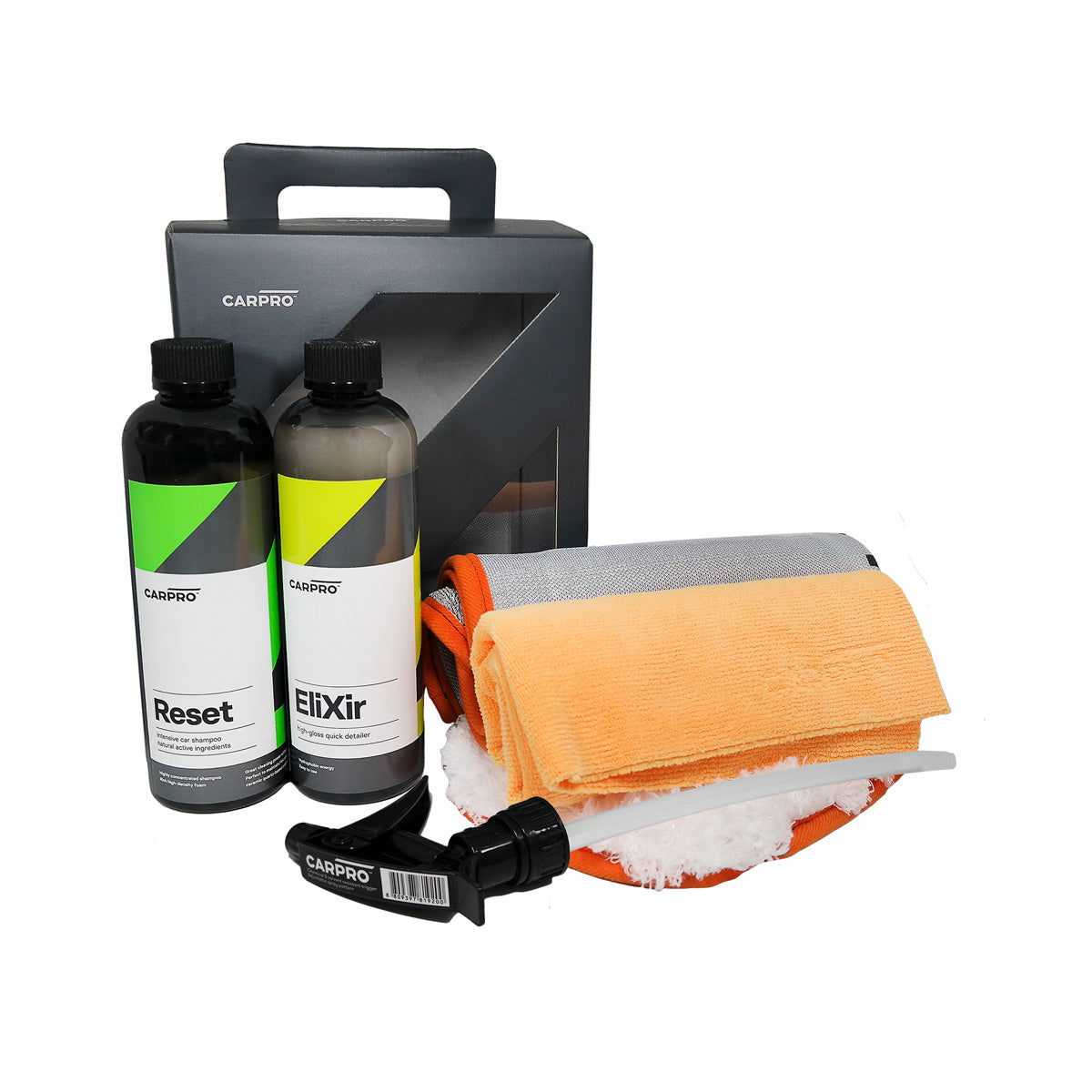 Kit CarPro Wash Box con flaconi di Reset ed Elixir, panni in microfibra, e altri accessori per un lavaggio auto completo e professionale.