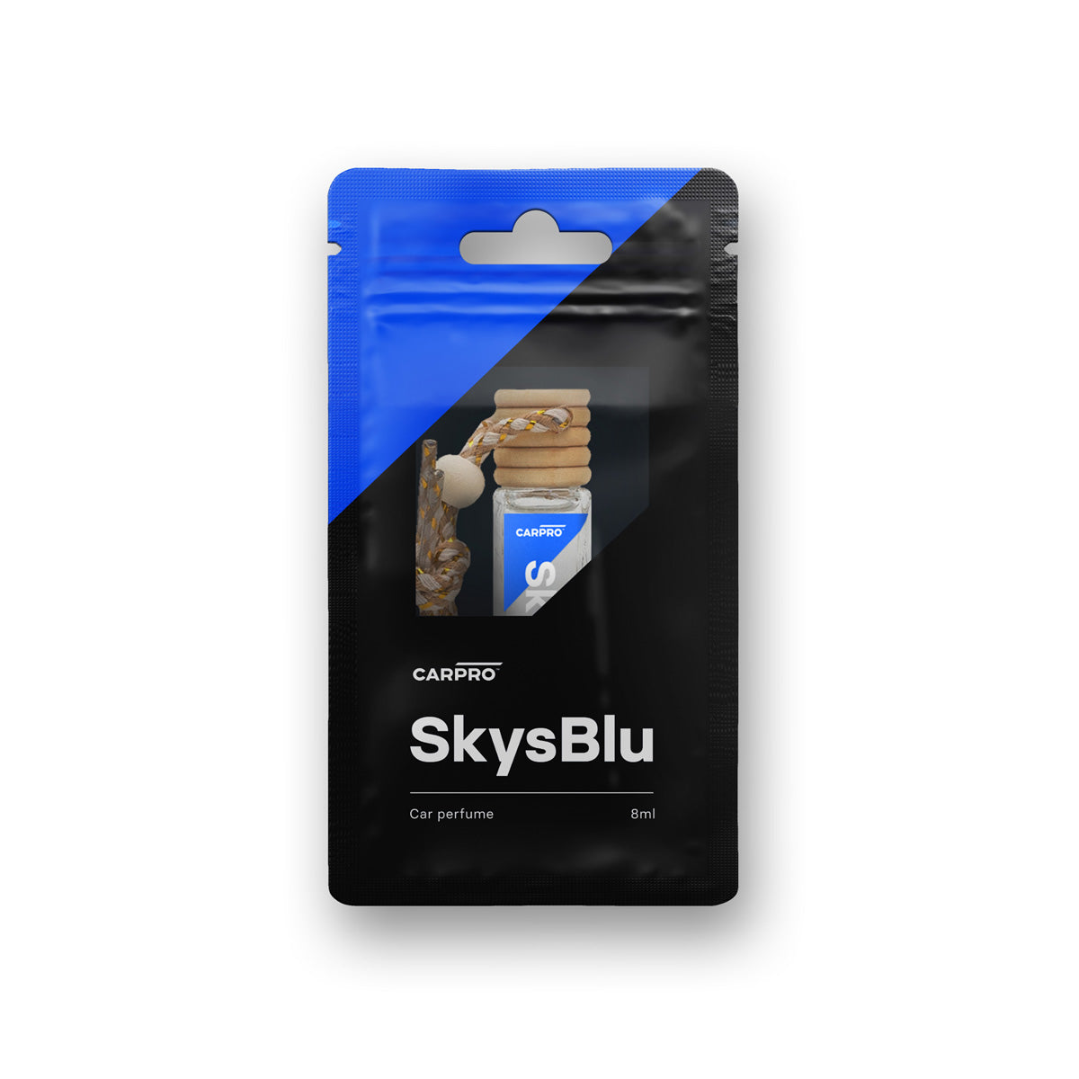 Confezione di CARPRO SkysBLU 8ml profumo per auto con flacone e tappo in legno, su sfondo nero e blu.