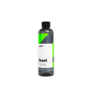 Flacone di CARPRO Reset, uno shampoo neutro con etichetta bianca, nera e verde, progettato per la pulizia approfondita delle auto, mantenendo gli ingredienti protettivi e garantendo risultati professionali.   2/2