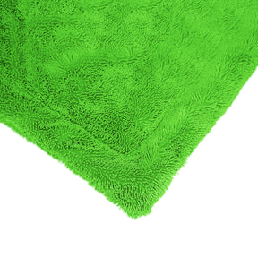 Angolo dettagliato di un panno in microfibra verde con cuciture resistenti, progettato per una pulizia efficace e delicata nel car detailing.