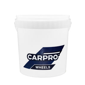  Secchio CARPRO bianco da 19 litri con etichetta nera "Wheels" per pulizia cerchi auto.