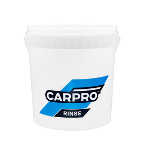 Secchio CARPRO bianco da 19 litri con etichetta blu "Rinse" per risciacquo durante il lavaggio auto.