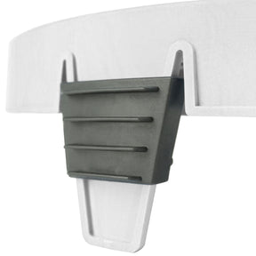 Dettaglio del grip nero su una griglia Dirt Lock The Detail Guardz, progettato per bloccare la griglia in posizione durante il lavaggio e migliorare la stabilità.