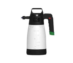 Spruzzatore iK Foam Pro 2 bianco e nero con beccuccio verde, progettato per creare schiuma densa e uniforme, ideale per applicazioni di pulizia auto e detailing, garantendo risultati professionali.
