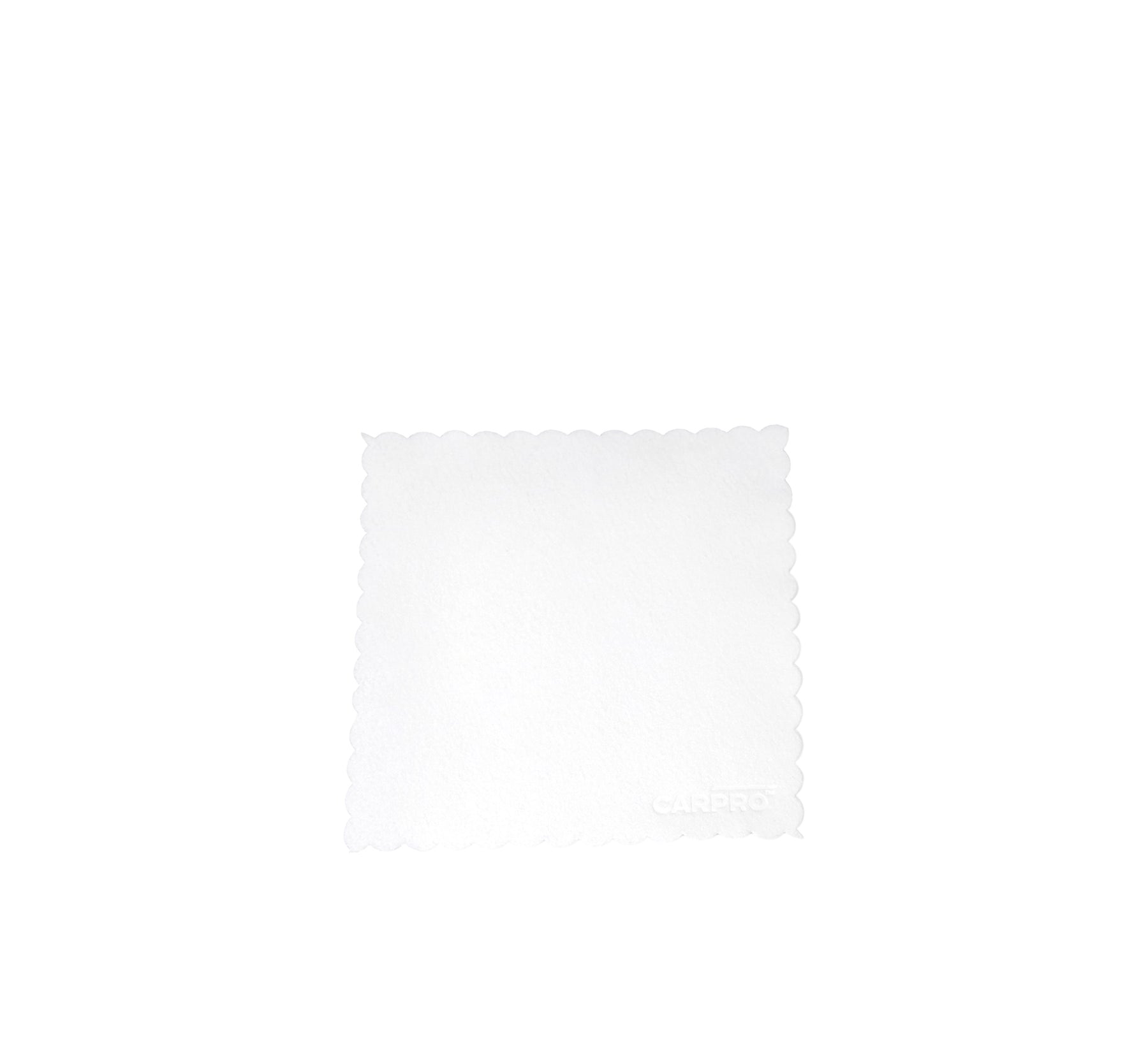 CARPRO Microsuede, panni bianchi in microfibra con bordi ondulati, perfetti per applicazioni uniformi di rivestimenti e sigillanti su superfici delicate.