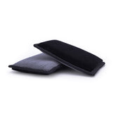 Scrub Pad nero e grigio per la pulizia degli interni auto, realizzato con materiali morbidi per rimuovere lo sporco senza danneggiare le superfici delicate.